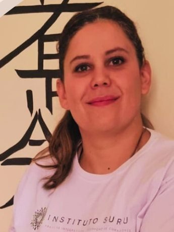 Vivian Cristina de Oliveira, de camiseta branca, ao lado da cadeira de quick massage