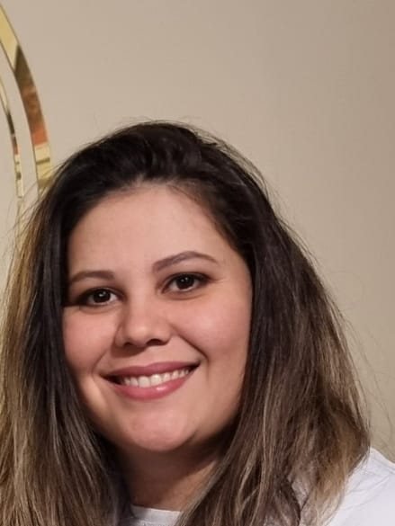 Vivian Cristina de Oliveira, terapeuta corporal, sorrindo