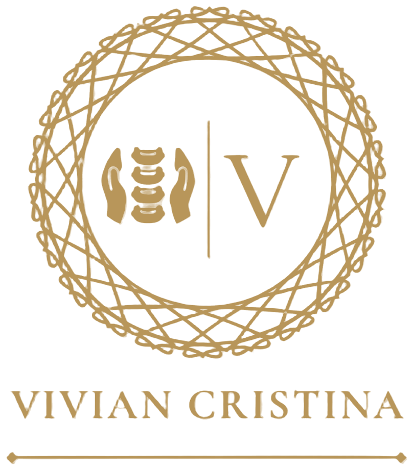 Logotipo Vivian Cristina: coluna vertebral entre duas mãos e a letra V em um círculo rendilhado